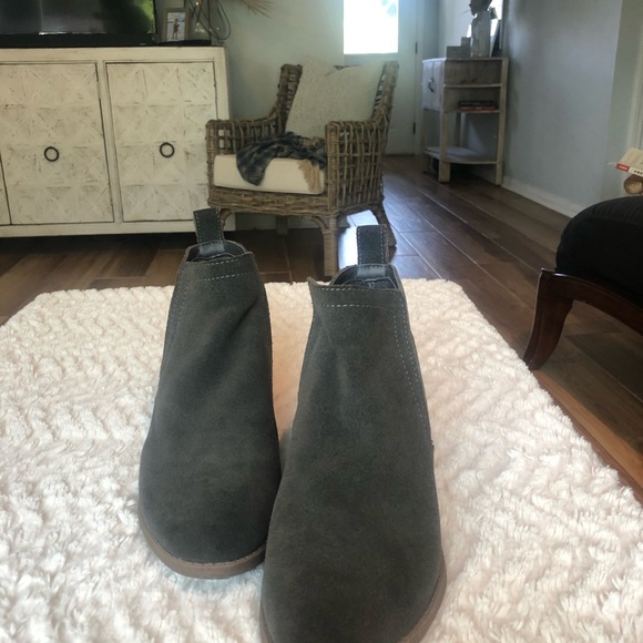 Gray sueded leather DOLCE VITA. Like new condition. Only worn a couple of times. - Picture 7 of 7